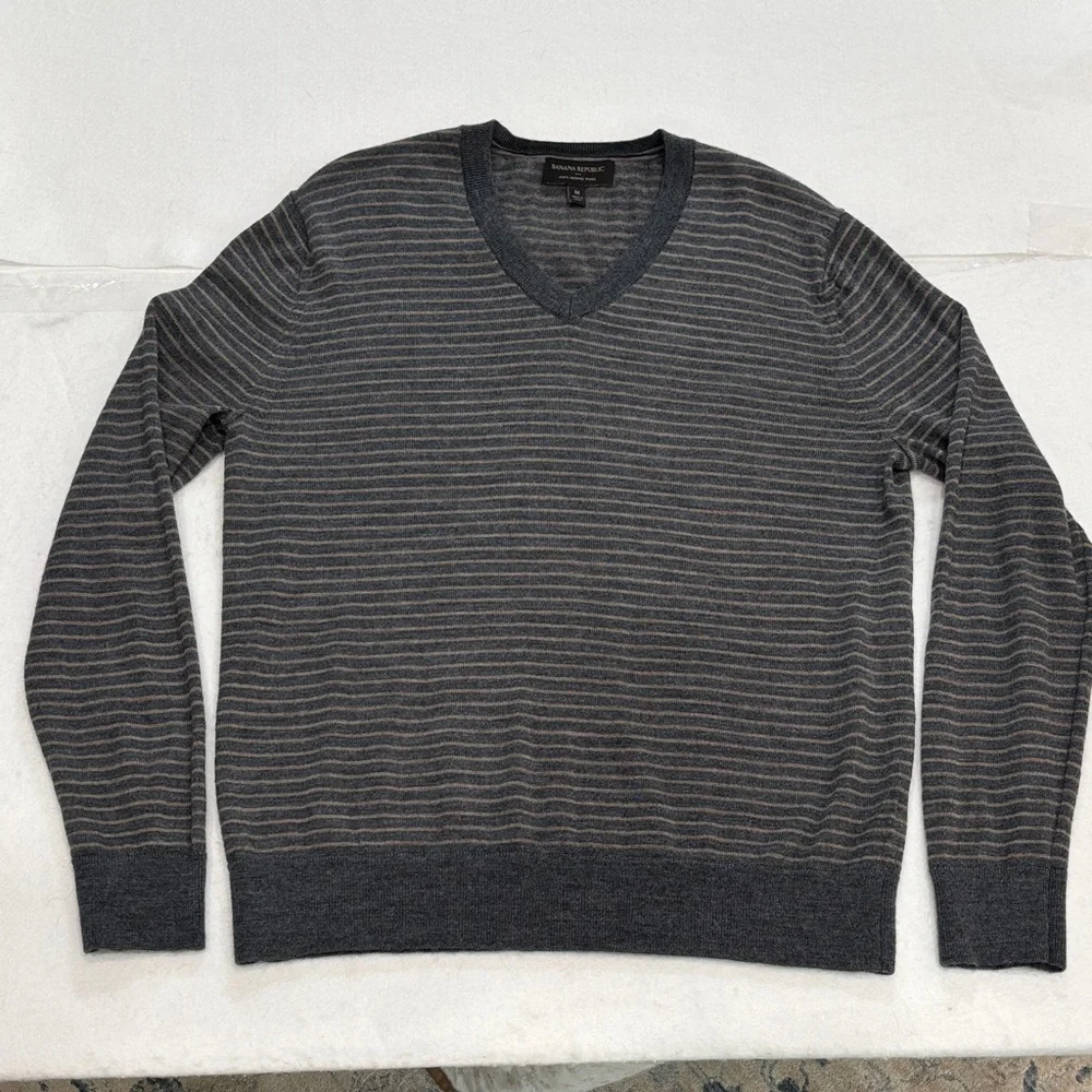 Banana Republic Women's Gray Striped V-Neck Sweater Medium 100% Merino Wool - Picture 1 of 7